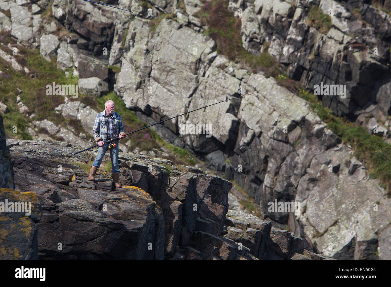 La pesca in mare a Torr Head, Irlanda del Nord Foto Stock