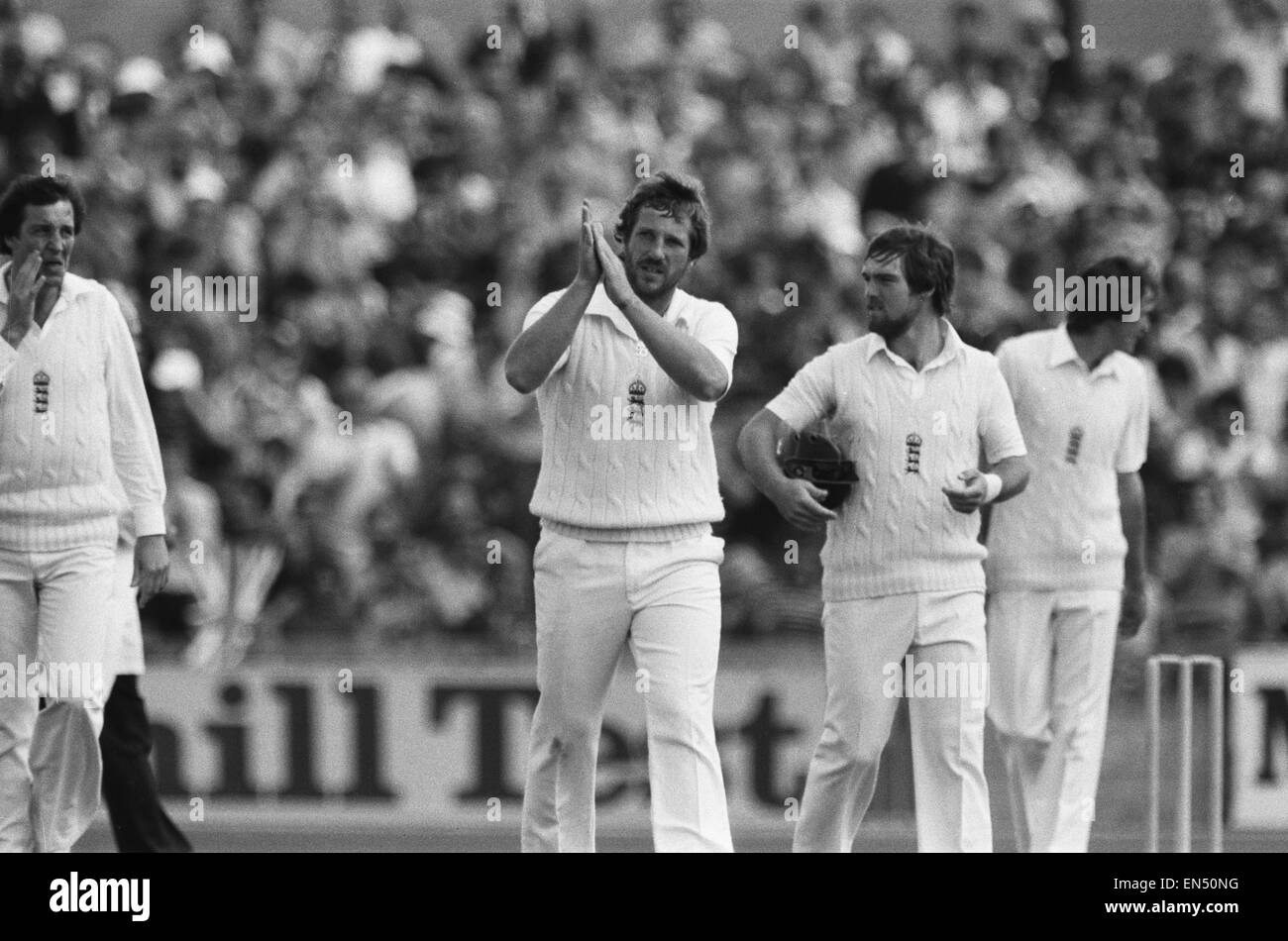 Le ceneri. Inghilterra v Australia 5 Test match, Giorno Due a Old Trafford, Manchester. Inghilterra 's Ian Botham celebra dopo aver preso il paletto del battitore australiano John Dyson per 0 con una cattura da Willis consegna. Il 14 agosto 1981. Foto Stock