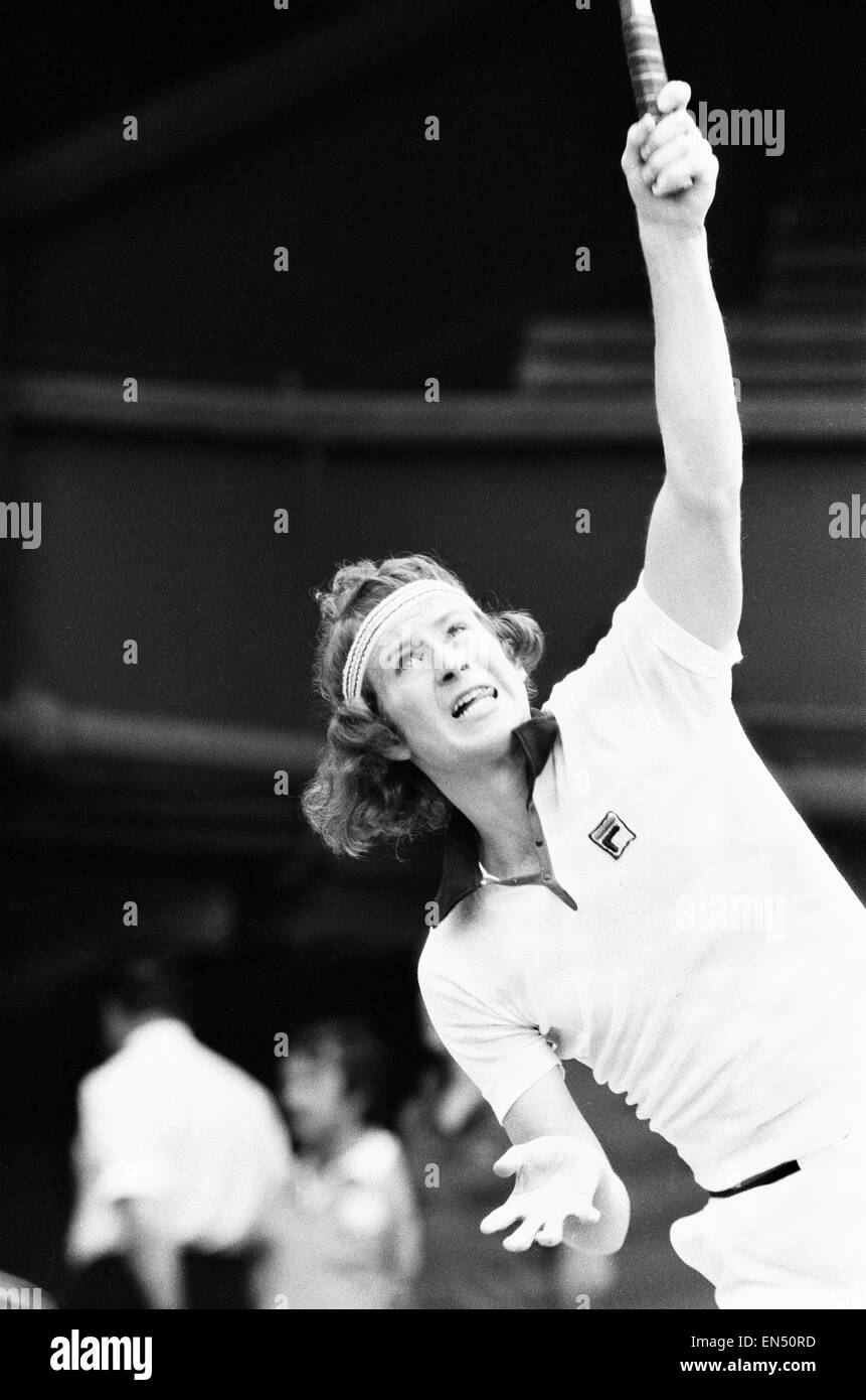 18 enne americano John McEnroe visto qui in azione sulla Corte uno a Wimbledon contro Australian Phil Dent. McEnroe è andato a vincere e di meritare un posto nella mens Semi finale contro Jimmy Connors. Il 28 giugno 1977 Foto Stock