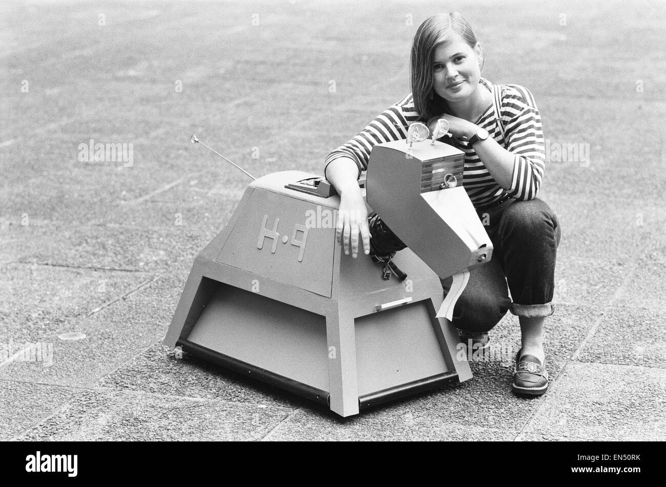 Ace ha giocato da Sophie Aldred visto qui con i medici cane robot K9. 12 Settembre 1987 Foto Stock