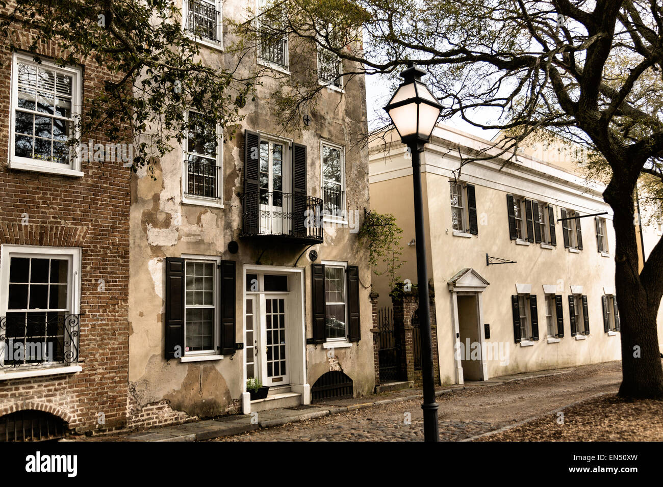 Tradizionali case stuccato e ciottoli su Gillion Street nel quartiere storico di Charleston, Sc. Foto Stock