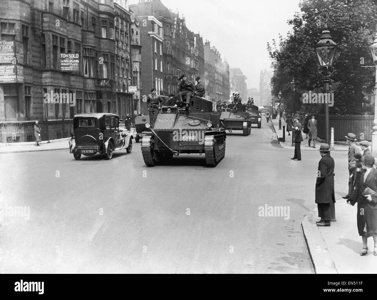 I soldati si vede qui pattugliano le strade di Londra nel loro mezzo Vickers serbatoi, il decimo giorno di sciopero generale. La vertenza nazionale avvenne dopo negoziati tra i minatori e i miei proprietari non riuscita su salari e lo sciopero è iniziato il 3 Ma Foto Stock