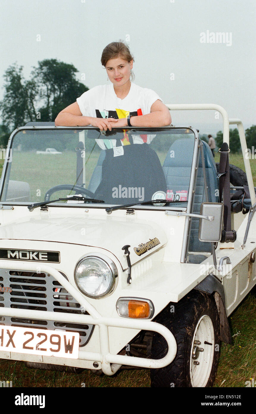 Sophie Aldred come Dr Who's assistant Ace visto qui su ubicazione vicino a Arundel durante le riprese del Dr Who storia chiamato La nemesi di argento. Il 28 giugno 1988 Foto Stock