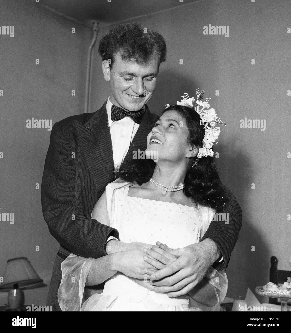 Kawahkib, un arabo schiava che era introdotte di contrabbando in Inghilterra da Iraq da giovane marinaio britannico Tommy Flynn, raffigurato con suo marito Tommy il giorno delle nozze. Il 2 novembre 1953. Foto Stock
