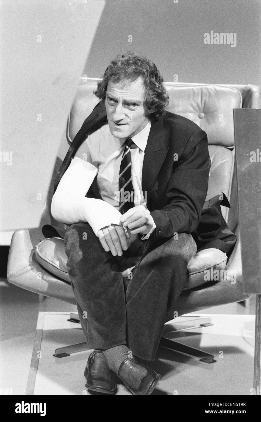 Zany comico Marty Feldman visto qui sul set della sua nuova serie televisiva "Commedia" macchina presso gli studi di Elstree. Marty braccio è in gesso dopo che egli cadde 20ft da alcune tende durante le riprese. La caduta ha comportato Marty rompendo il braccio in due plac Foto Stock