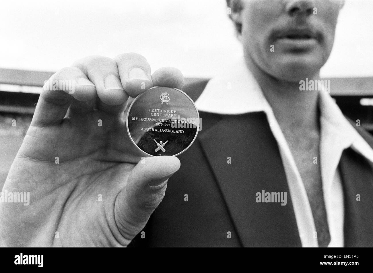 Centenario Test match tra Australia e Inghilterra al MCG il Campo da Cricket di Melbourne, Australia. Capitano australiano Greg Chappell con una partita commemorativa moneta. Xii Marzo 1977. Foto Stock