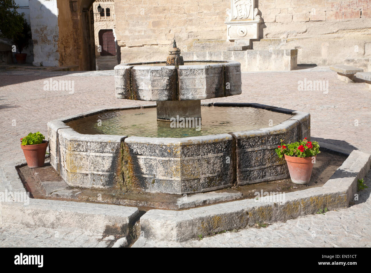 Fontana chiesa di La incarnazione, Iglesia Mayor de Santa Maria de la Encarnacion, Alhama de Granada, Spagna Foto Stock