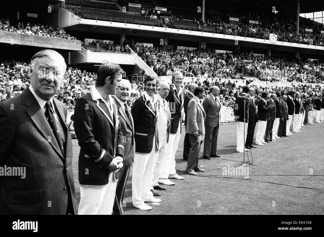 Centenario Test match tra Australia e Inghilterra al MCG il Campo da Cricket di Melbourne, Australia. Team line-up prima che il gioco. Xii Marzo 1977. Foto Stock