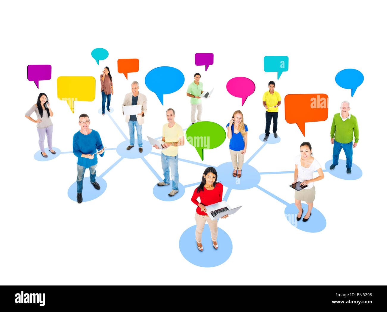 Multi-Ethnic gruppo di persone per il social networking e la connessione con colorati Fumetti sopra Foto Stock