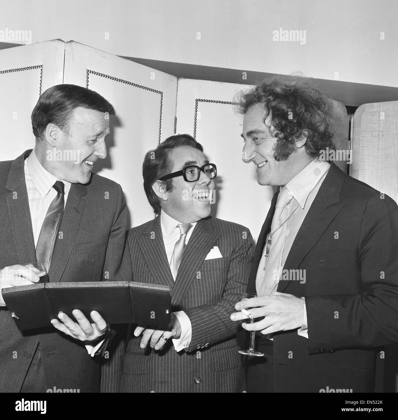 Marty Feldman (destra) visto qui con DJ Jimmy giovani (sinistra) alla varietà Club di Gran Bretagna i premi dopo la ricezione del Comune di personalità della BBC Award. La coppia sono uniti da attore comici Ronnie Corbett undicesimo marzo 1963 Foto Stock