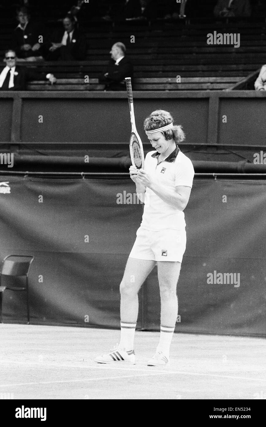 18 enne americano John McEnroe visto qui in azione sulla Corte uno a Wimbledon contro Australian Phil Dent. McEnroe è andato a vincere e di meritare un posto nella mens Semi finale contro Jimmy Connors. McEnroe visto qui esaminando la sua racchetta 28 Giugno 1977 Foto Stock