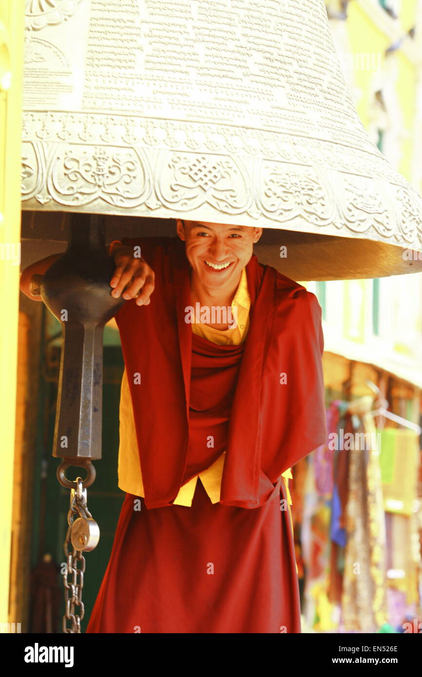 Sorridendo felice Monaco sotto la campana di cerimoniale. Kathmandu, Nepal.boudhanath tempio Foto Stock