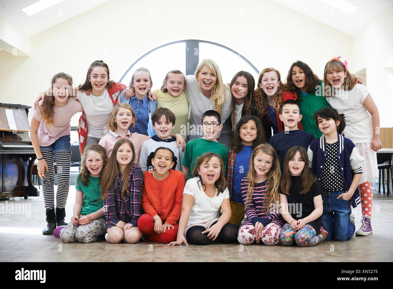 Un folto gruppo di bambini con insegnante gustando Drama Workshop insieme Foto Stock