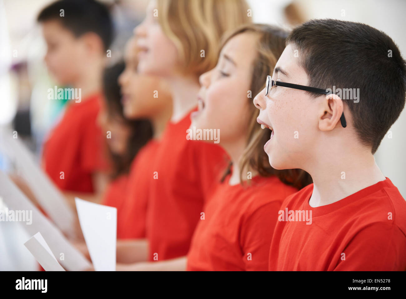 Un gruppo di bambini della scuola di cantare in coro insieme Foto Stock