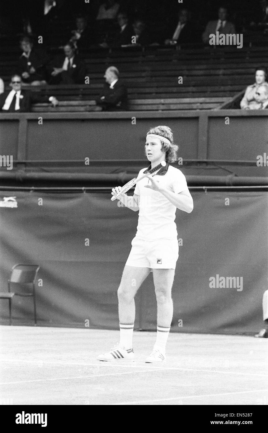 18 enne americano John McEnroe visto qui in azione sulla Corte uno a Wimbledon contro Australian Phil Dent. McEnroe è andato a vincere e di meritare un posto nella mens Semi finale contro Jimmy Connors. Il 28 giugno 1977 Foto Stock