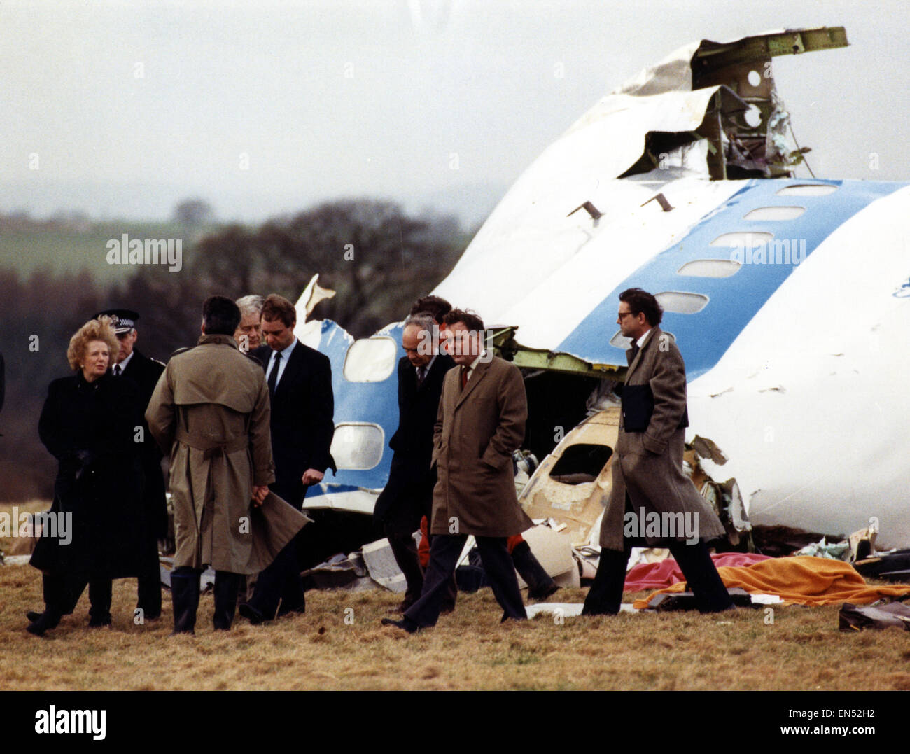 Il Primo Ministro Margaret Thatcher a Lockerbie in Dumfries and Galloway in Scozia il 22 dicembre 1988. Paga i suoi rispetti presso il sito di volo Pan Am 103 Crash. Foto Stock