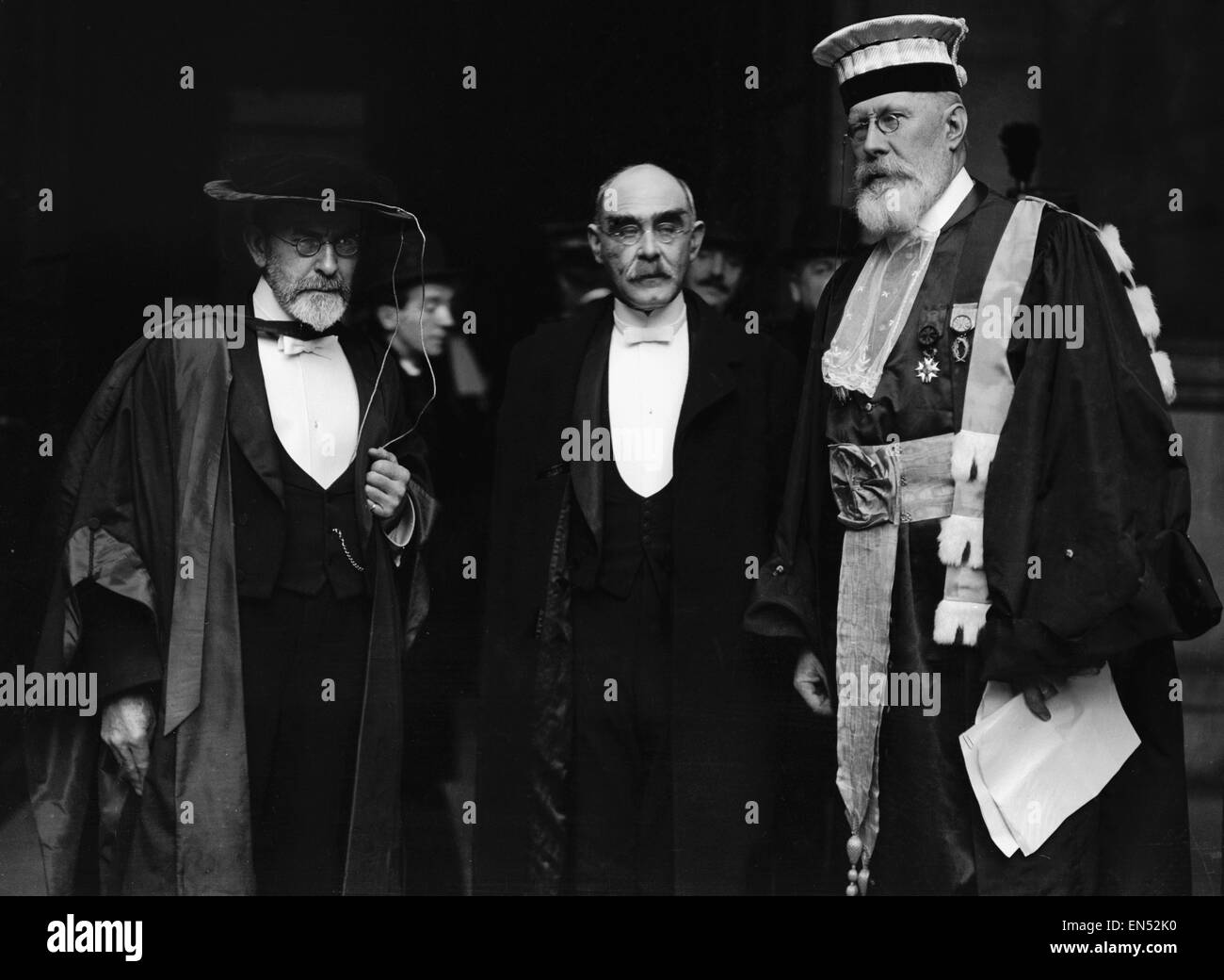 La cerimonia, predisposto dal Consiglio dell'Università di Parigi, di conferire il titolo di dottore honoris causa sul poeta e autore il sig. Rudyard Kipling (centro) e Sir James G. Frazer, autore del golden fronda come eminenti amici della Francia. Raffigurata sul ri Foto Stock