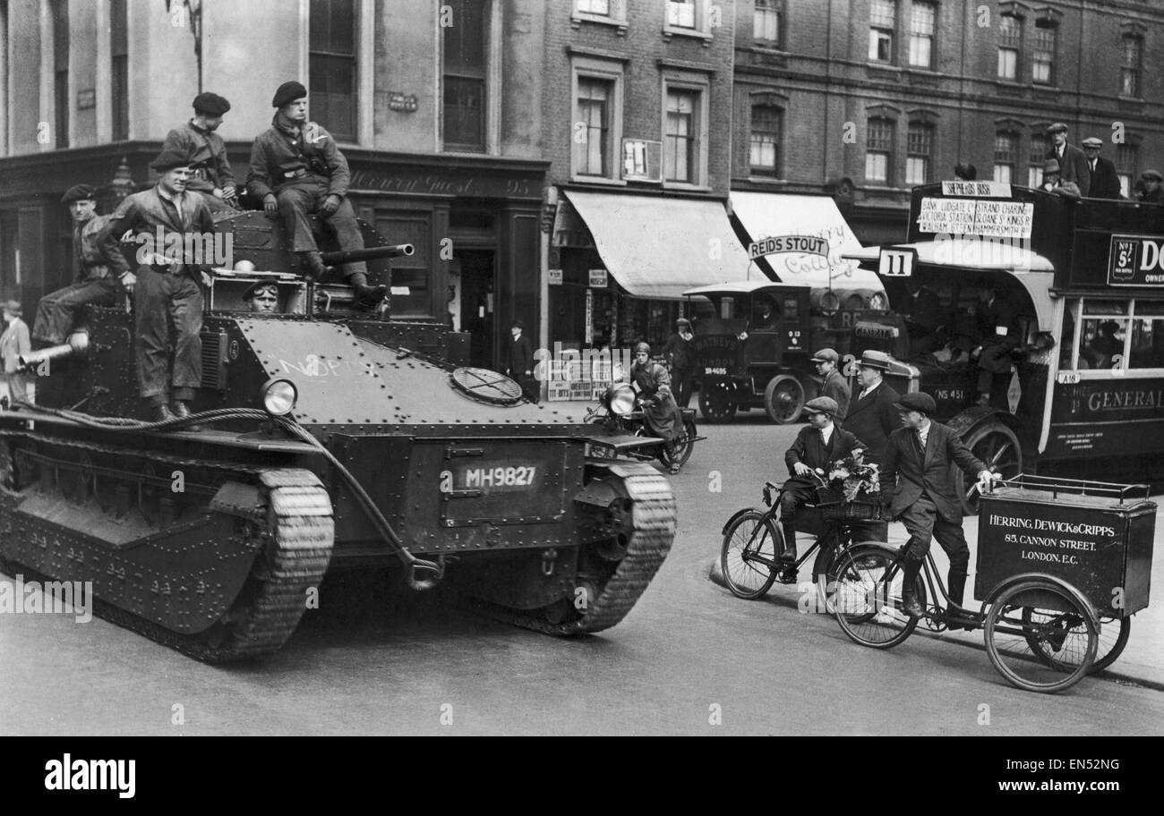 I soldati si vede qui pattugliano le strade di Londra nel loro mezzo Vickers serbatoi, il decimo giorno di sciopero generale. La vertenza nazionale avvenne dopo negoziati tra i minatori e i miei proprietari non riuscita su salari e lo sciopero è iniziato il 3 Ma Foto Stock