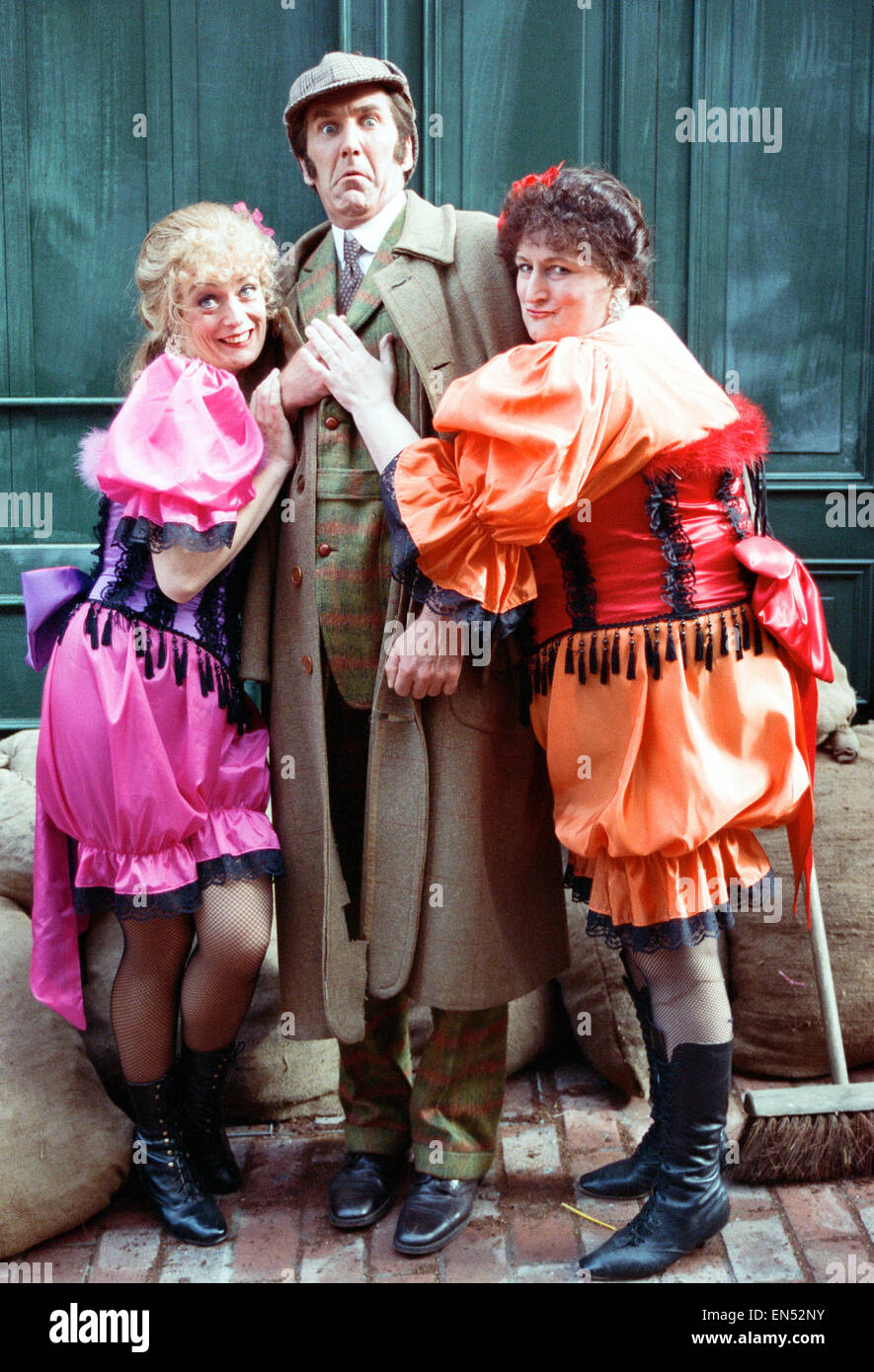 Il comico Russ Abbott vestito come Sherlock Holmes affiancato da Sherrie Hewson (sinistra) e Bella Emberg' durante la registrazione del musical al Dotchester. 11 giugno 1991. Foto Stock