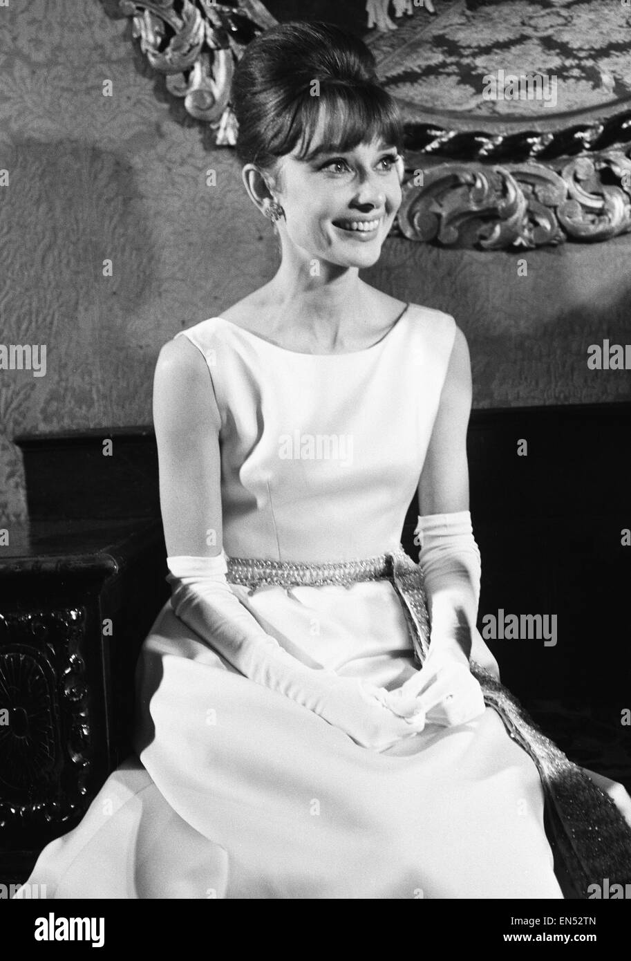 L'attrice Audrey Hepburn al London premiere del suo ultimo film 'Colazione  da Tiffany' presso il Plaza Theatre. Il 19 ottobre 1961 Foto stock - Alamy