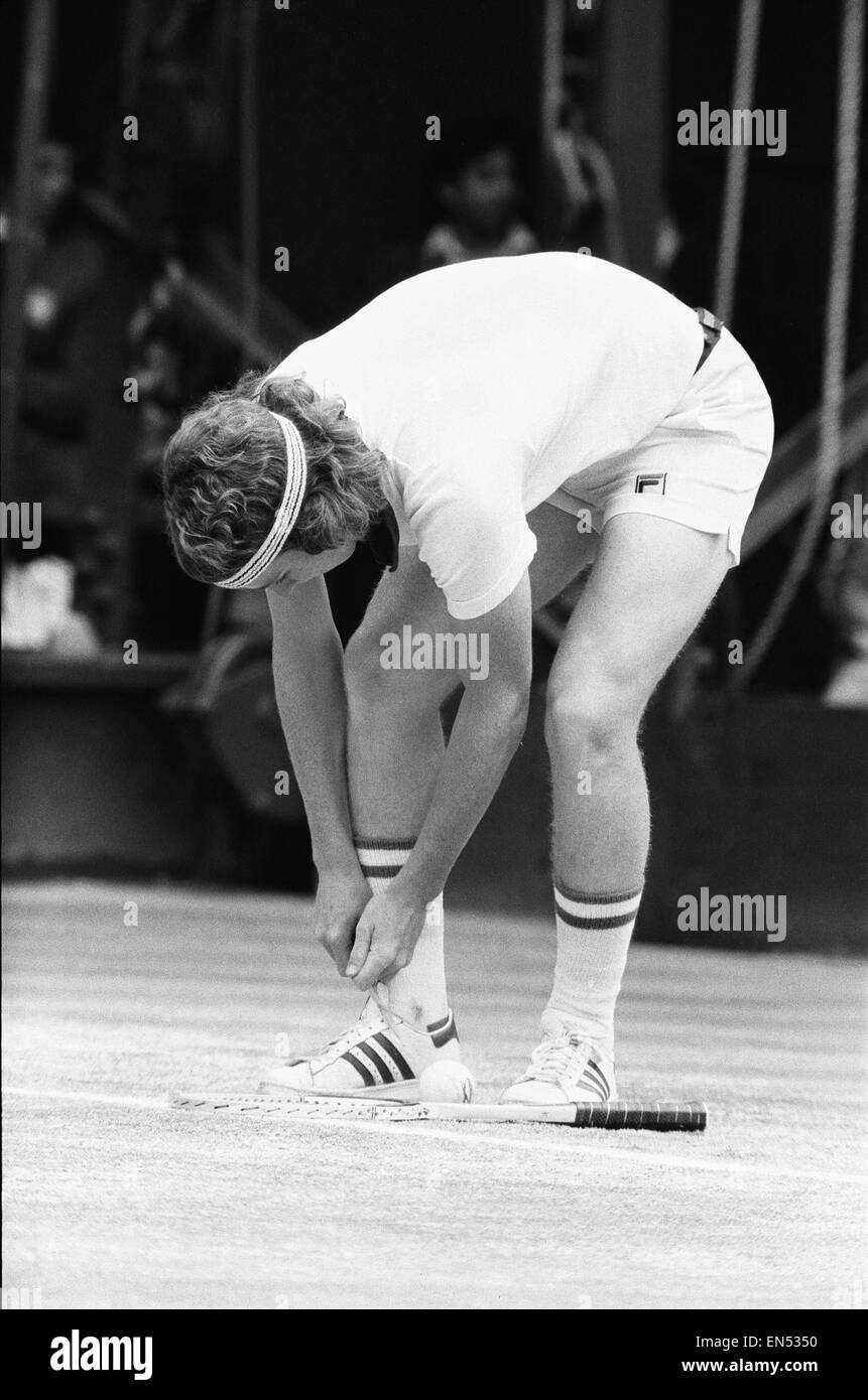 18 enne americano John McEnroe visto qui in azione sulla Corte uno a Wimbledon contro Australian Phil Dent. McEnroe è andato a vincere e di meritare un posto nella mens Semi finale contro Jimmy Connors. McEnroe visto qui la legatura i suoi lacci 28 Giugno 1977 Foto Stock