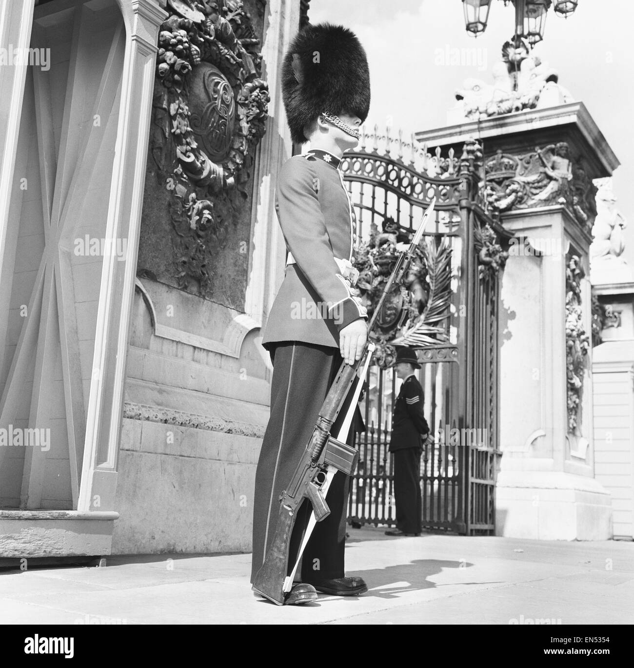 Le guardie Coldstream visto qui il montaggio della Guardia a Buckingham Palace con il nuovo FN belga fucile automatico. 1 Settembre 1959 Foto Stock