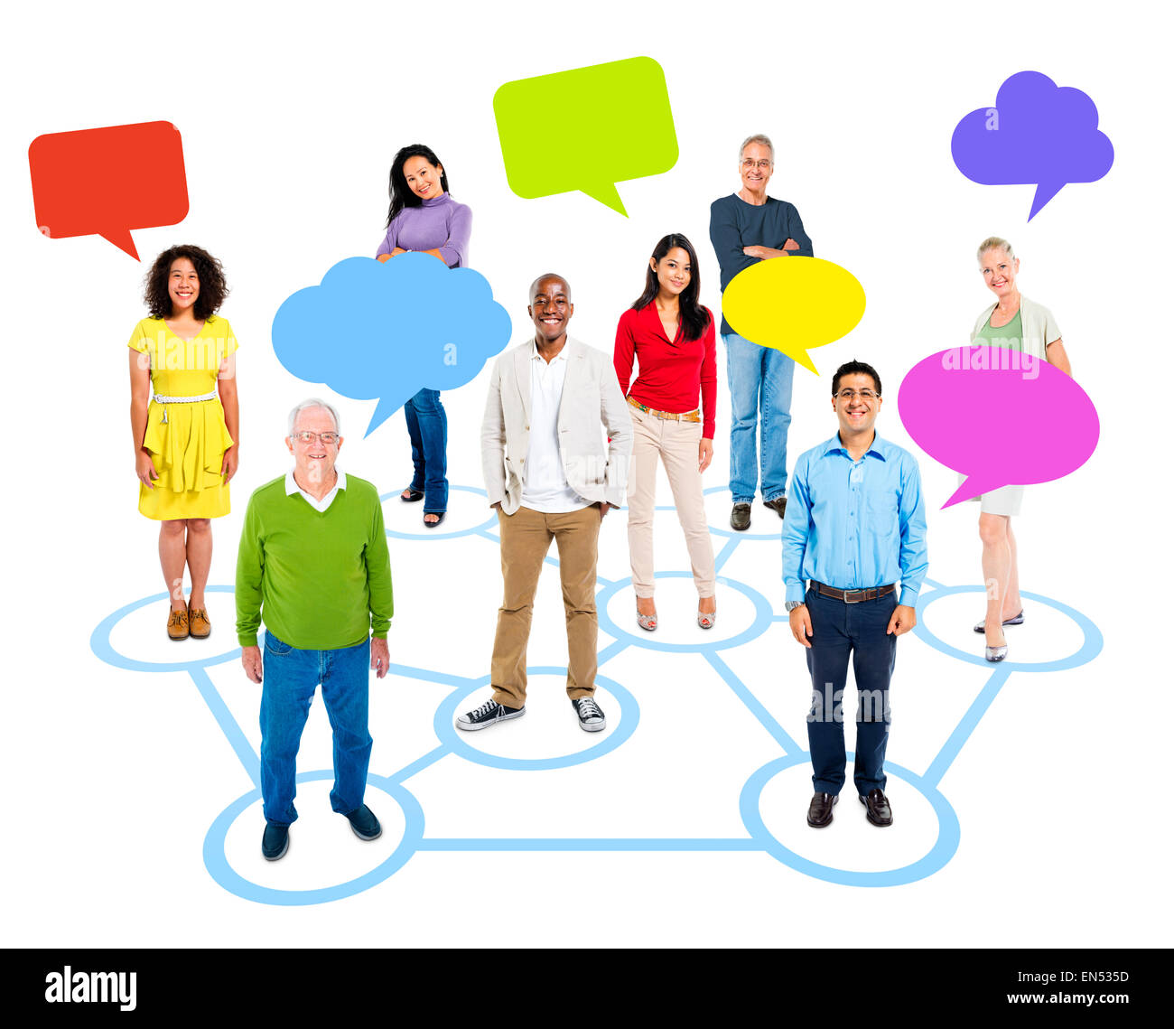 Allegro Multi-Ethnic gruppo di persone in piedi singolarmente in un cerchio che si collega agli altri con vuoto discorso Multi-Colored Foto Stock