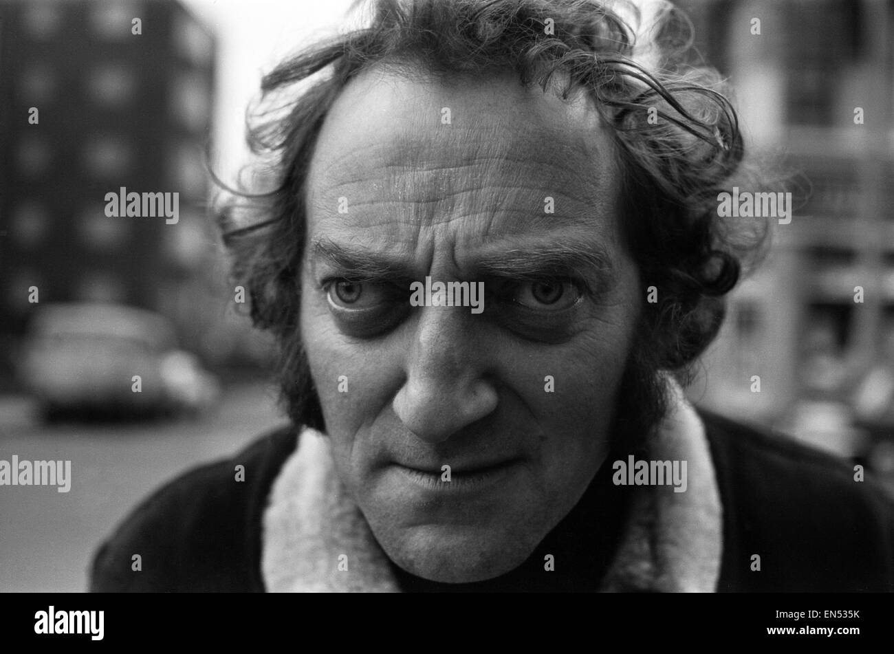 Zany comico Marty Feldman visto qui fuori e in giro per la città. 1 Marzo 1969 Foto Stock