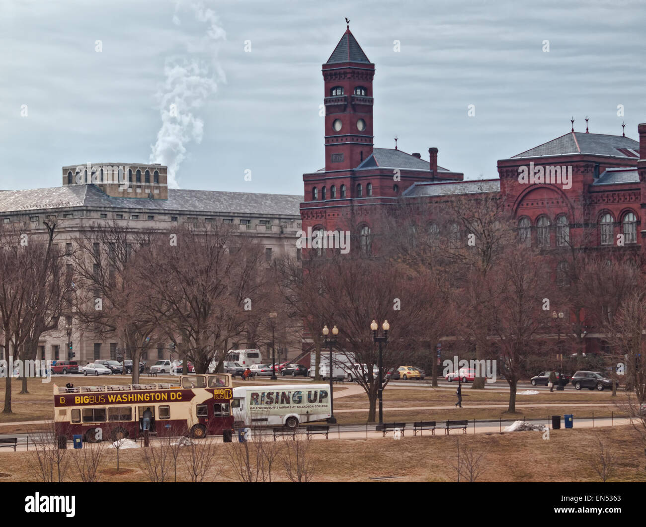 Washington, DC, Stati Uniti d'America. Marzo 10,2015 . Vista del Smithsonian Institution e Jefferson Drive Foto Stock