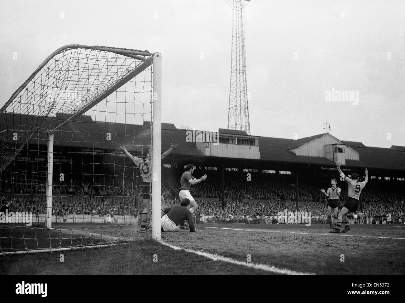 Chelsea vs. Wolverhampton Wanderers. Peter Broadbent di Lupi segna il terzo obiettivo mentre Pietro Sillet e Reg Matthews di Chelsea a guardare. Il 2 maggio 1960 Foto Stock