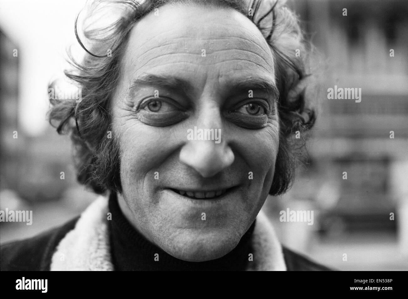 Zany comico Marty Feldman visto qui fuori e in giro per la città. 1 Marzo 1969 Foto Stock