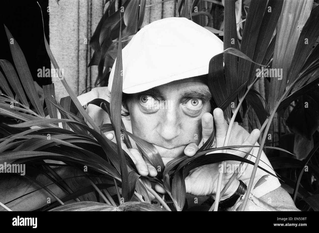 Zany comico Marty Feldman visto qui in posa per il Daily Mirror 29 Agosto 1982 Foto Stock
