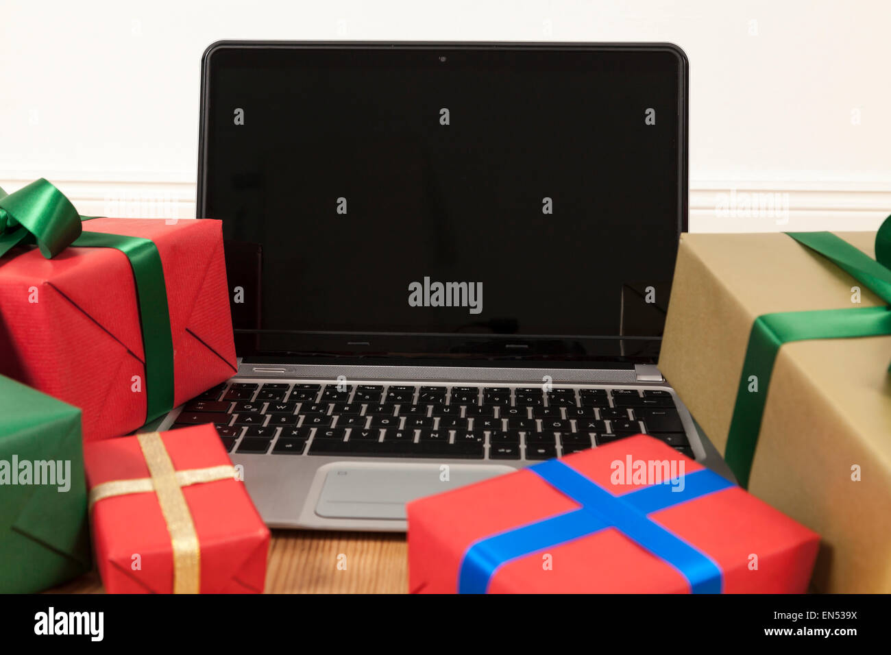 Laptop e regali di Natale (shopping online) Foto Stock
