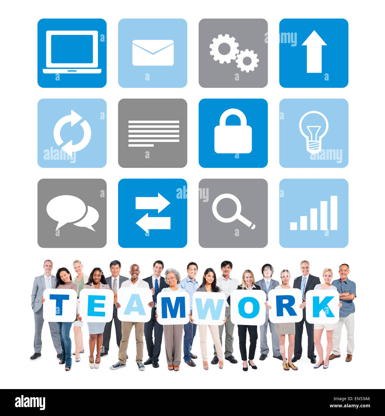 Gruppo di Multi-Ethnic Business Persone azienda lettere che forma "GIOCO DI SQUADRA" con icone del computer al di sopra di esse Foto Stock