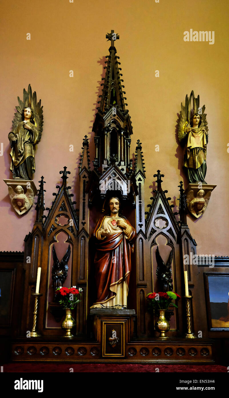 Altare del Santuario di Gesù Cristo del Sacro Cuore in legno scuro, nella chiesa di San Pietro e Paolo nella città di Cork in Irlanda Foto Stock