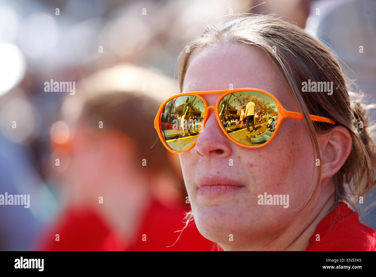 Una donna è visto indossare le sfumature arancio su King's Day. Foto Stock