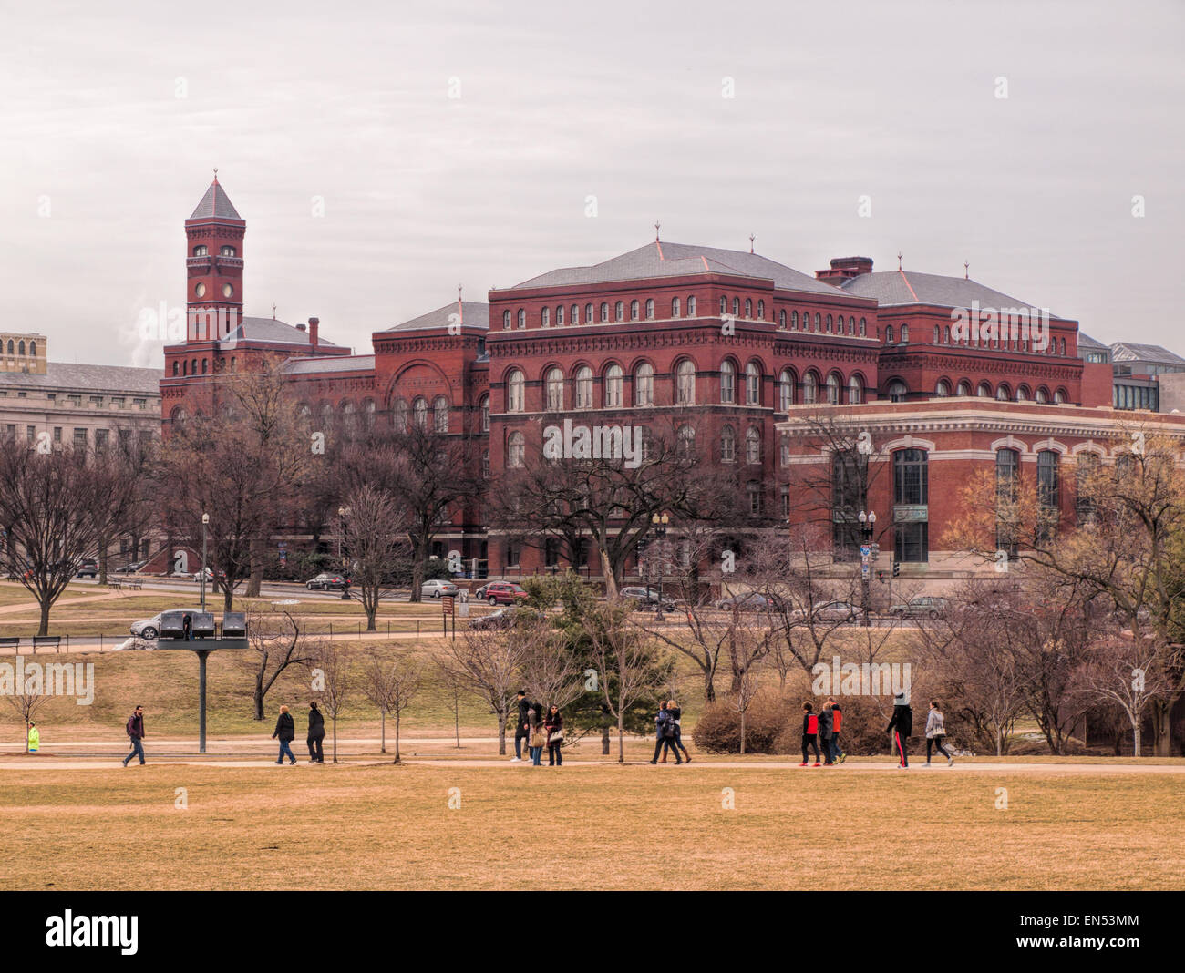 Vista del Smithsonian Institute dalla motivazione del Monumento Nazionale, Washington DC, nel tardo inverno 2015 Foto Stock