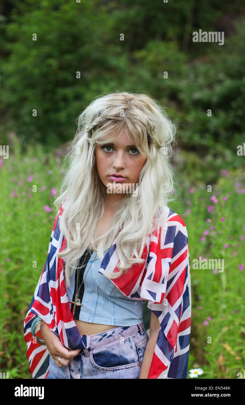 Bella sano giovane donna all'aperto indossare abbigliamento casual avvolto in una bandiera dell'union jack Foto Stock