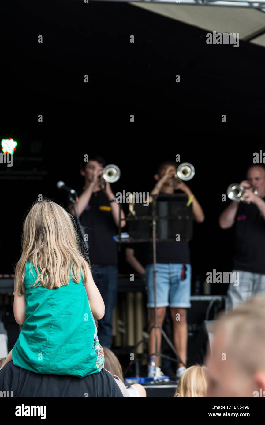 Giovane ragazza guarda la banda a Sheffield tracciafile un festival musicale annuale tenutasi nel South Yorkshire Inghilterra Foto Stock