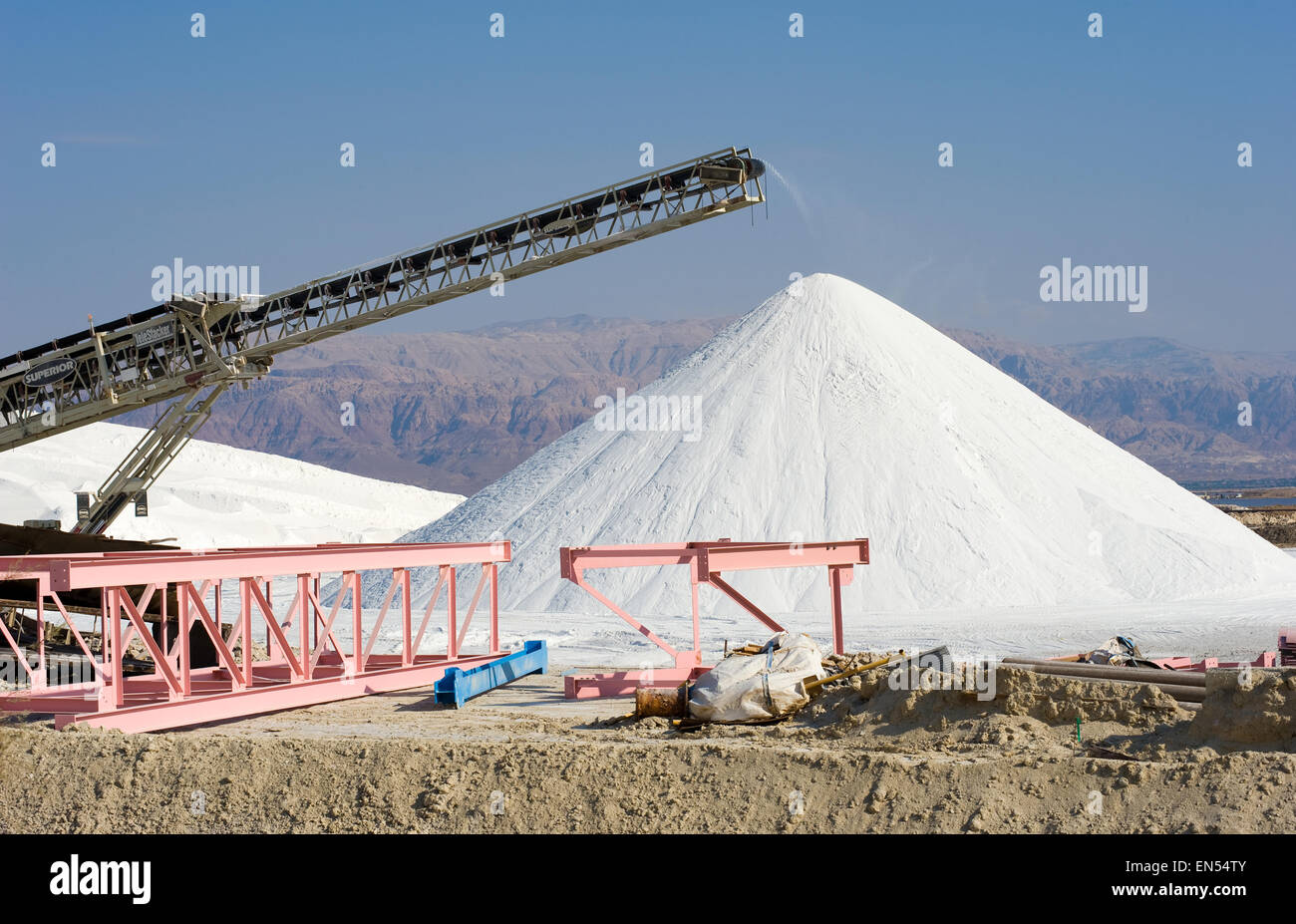 Il mar morto opere sono la produzione di prodotti a base di sali di potassio, cloruro di magnesio, sali industial, de-icers, sali da bagno, sale da tavola e raw Foto Stock