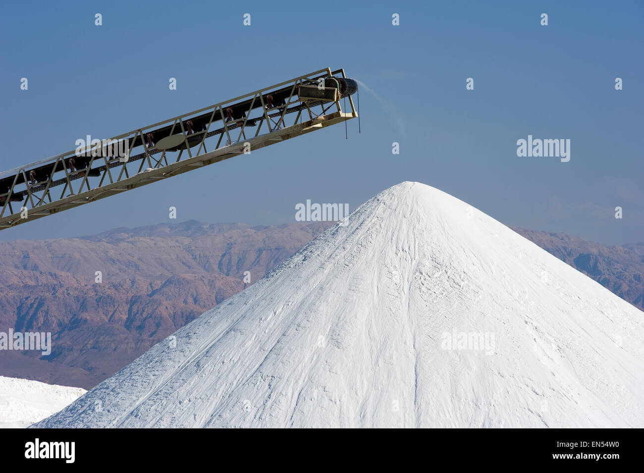 Il mar morto opere sono la produzione di prodotti a base di sali di potassio, cloruro di magnesio, sali industial, de-icers, sali da bagno, sale da tavola e raw Foto Stock