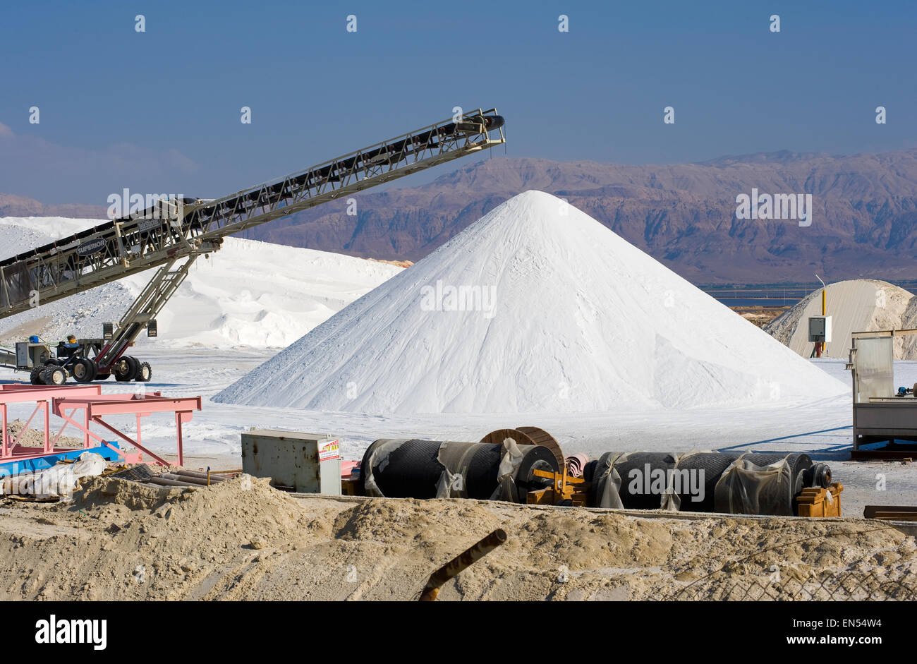 Il mar morto opere sono la produzione di prodotti a base di sali di potassio, cloruro di magnesio, sali industial, de-icers, sali da bagno, sale da tavola e raw Foto Stock
