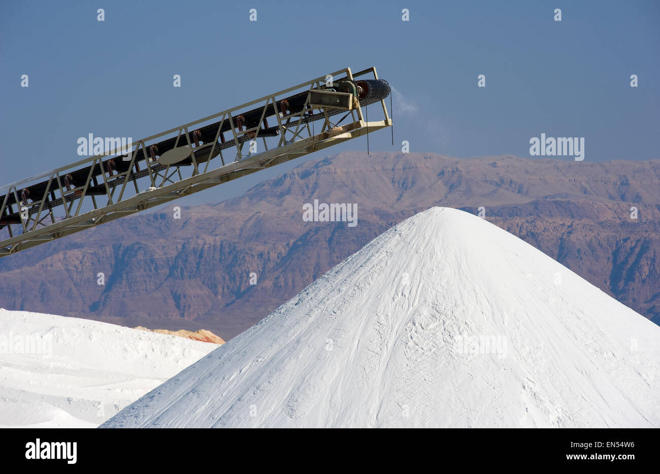 Il mar morto opere sono la produzione di prodotti a base di sali di potassio, cloruro di magnesio, sali industial, de-icers, sali da bagno, sale da tavola e raw Foto Stock