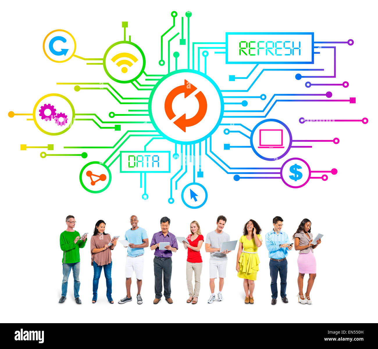 Gruppo di Casual moderno Persone azienda Digital compresse con icone digitali su di essi Foto Stock