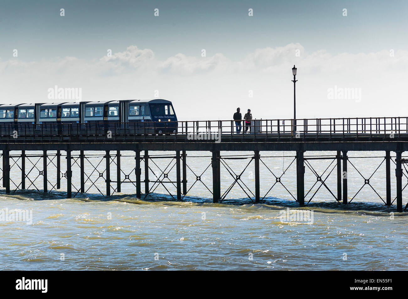 Un treno elettrico che corre lungo il molo di Southend. Foto Stock