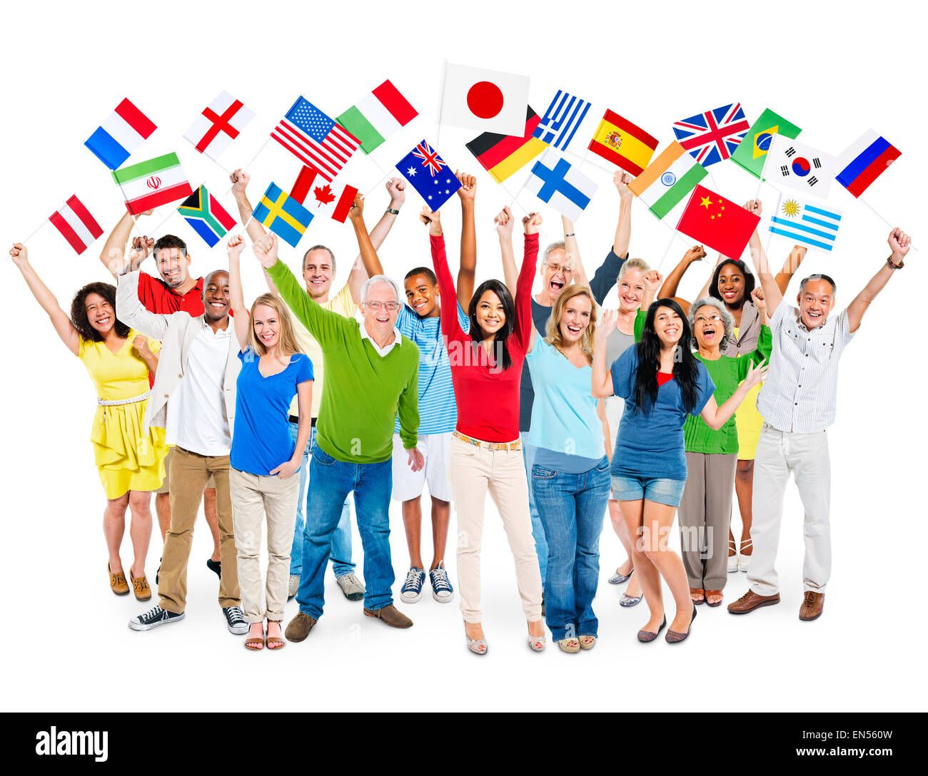 Allegro Multi-Ethnic gruppo di persone in piedi con le braccia alzate tenendo Bandiere del mondo. Foto Stock