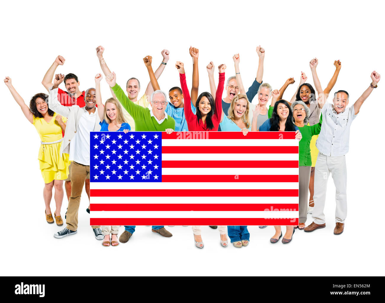 Allegro Multi-Ethnic gruppo di persone in piedi con le braccia alzate tenendo bandiera americana. Foto Stock