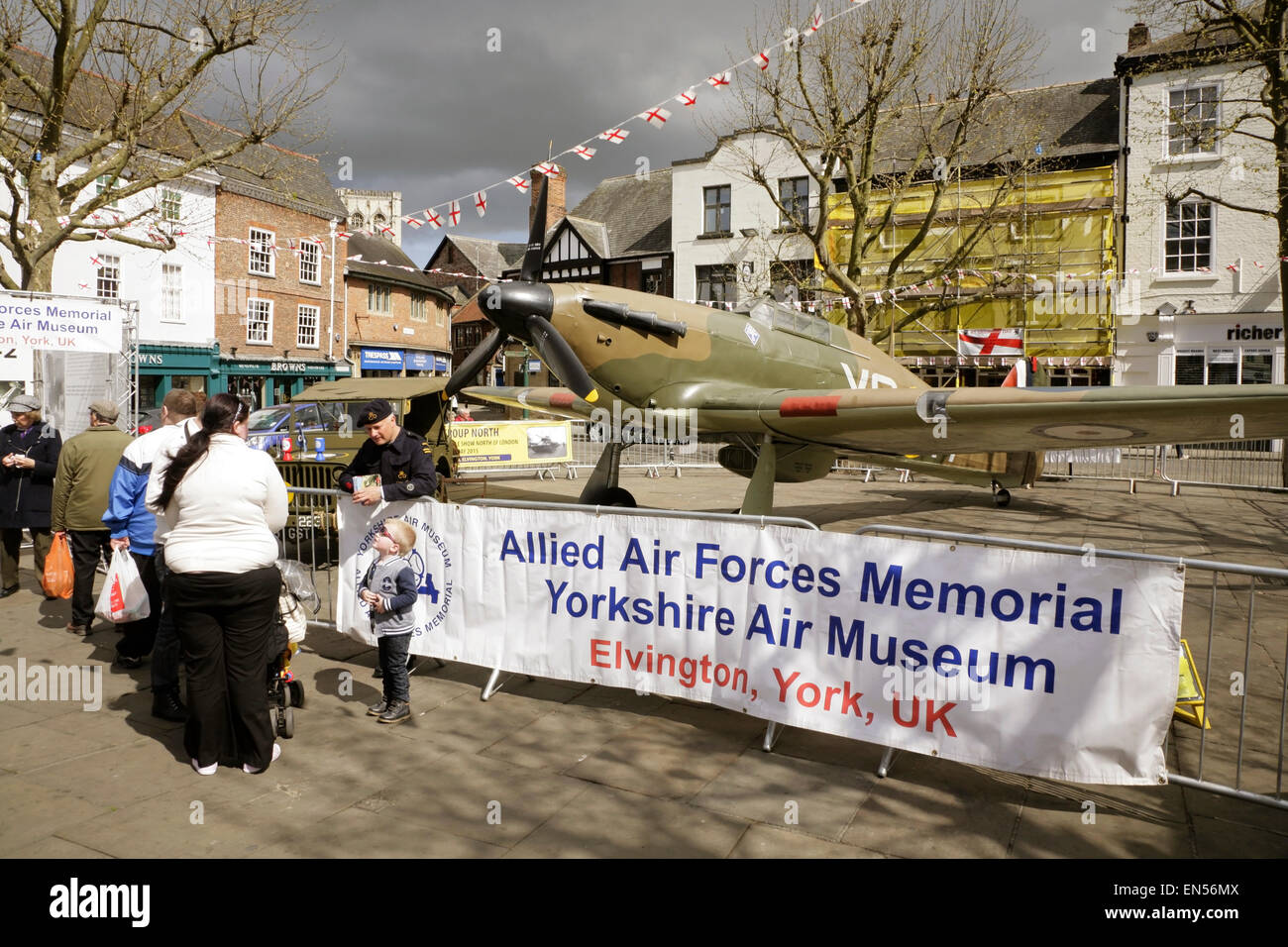 St Sampson Square, York, Regno Unito, 28 aprile 2015. Una replica Guerra Mondiale 2 Hawker Hurricane della Royal Air Force va sul display vicino a York Minster, per commemorare l anniversario della "York Blitz", una Luftwaffe raid aereo sulla città di York la sera del 29 aprile 1942. I bombardieri erano stati attaccati e replused dall uragano combattenti del 253 Squadrone e il raid è stato quello della Germania la cosiddetta "Baedecker" incursioni sulla storica città britanniche. Credito: David soulsby/Alamy Live News Foto Stock