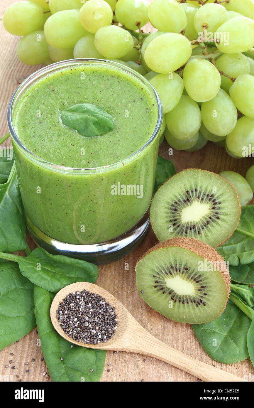 Frullato verde ricco di fibra dietetica : spinaci, chia semi, uva e kiwi. Foto Stock