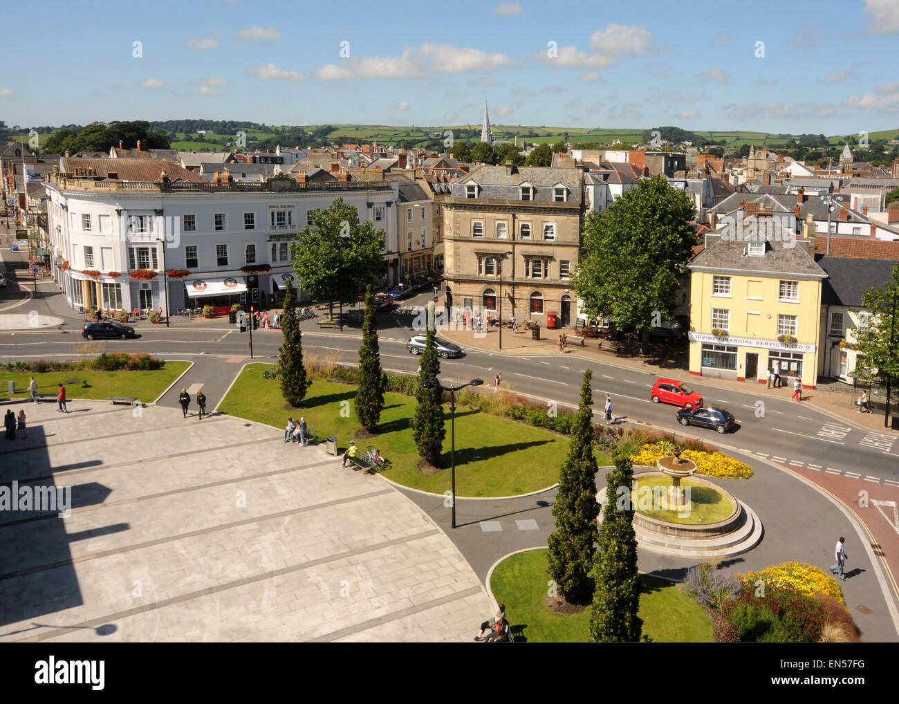 North Devon visualizzazioni Barnstaple Square dal di sopra del Albert Memorial Clock, mostrando l'ingresso alla High St e Boutport St Foto Stock